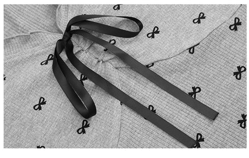 V-neck Bow Printed T-shirt